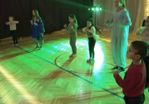 zabawa taneczna przedszkolaków z uczennicami