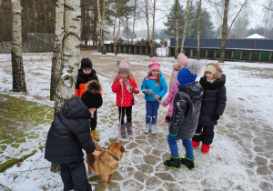 przedszkolaki z psem na smyczy