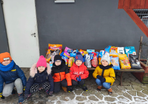 przedszkolaki ze zgromadzoną karmą dla zwierząt