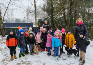 przedszkolaki z nauczycielkami i psami