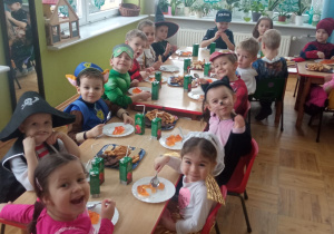 dzieci w czasie poczęstunku