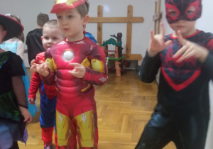 chłopcy w strojach karnawałowych