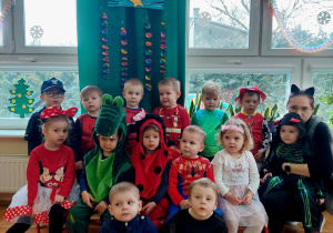 zdjęcie grupowe w kostiumach karnawałowych