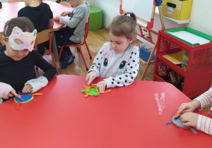 przedszkolaki uczą się myć zęby szczoteczką na modelach zębów