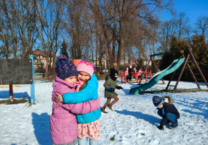 w ogrodzie zimowym dzieci korzystają z zabaw ze śniegiem