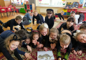 zabawa ruchowa - przedszkolaki naśladują ruchem pozę kota przedstawionego na obrazku