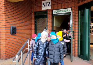 dzieci przed wejściem do przychodni stomatologicznej - grupa III