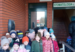 dzieci przed wejściem do przychodni stomatologicznej - grupa I