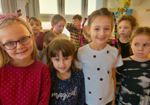 przedszkolaki demonstrują swoje piegi na twarzach