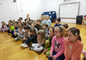 przedszkolaki oglądają występy uczniów
