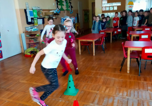 zabawa sprawnościowa dla dzieci - slalom między pachołkami