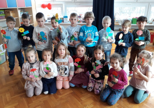 dzieci z grupy VI z wykonanymi kwiatkami