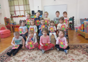 przedszkolaki z grupy V z laurakami z tulipanem