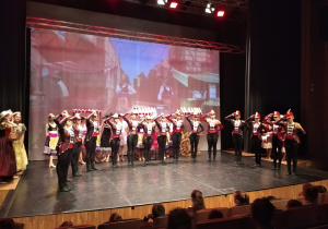 fragment bajki "Kopciuszek" - tancerze w strojach żołnierzy królewskich