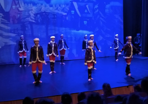 bajka "Królowa Śniegu" - tancerki w zimowych kostiumach