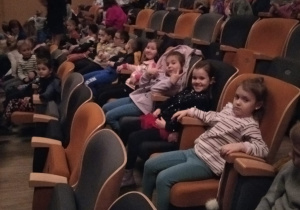 przedszkolaki zajęły miejsca w sali widowiskowej