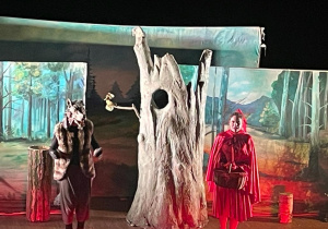 aktorzy na scenie spektaklu "Czerwony Kapturek" - Czerwony Kapturek i wilk
