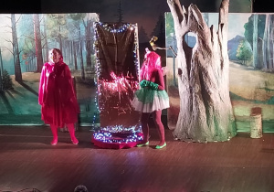 aktorzy na scenie spektaklu "Czerwony Kapturek" - Czerwony Kapturek i Baba Jaga