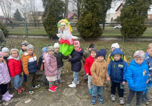 dzieci z Marzanną w ogrodzie przedszkolnym