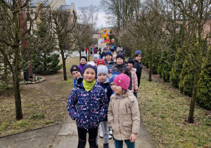 przedszkolaki w korowodzie z Marzannami na ulicach miasta