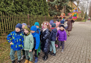 przedszkolaki w korowodzie z Marzannami na ulicach miasta