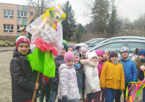 dzieci z Marzanną w ogrodzie przedszkolnym