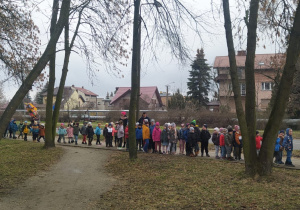 przedszkolaki w korowodzie z Marzannami na ulicach miasta