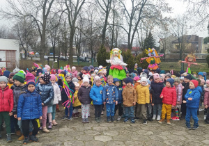 dzieci z Marzanną w ogrodzie przedszkolnym