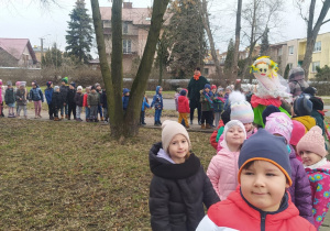 przedszkolaki w korowodzie z Marzannami na ulicach miasta