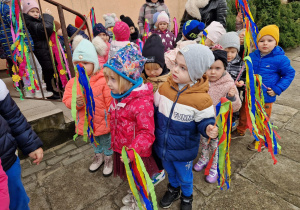 przedszkolaki z kolorowymi "gaikami" symbolem wiosny