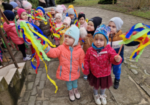 przedszkolaki z kolorowymi "gaikami" symbolem wiosny