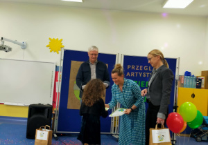 Ania odbiera nagrodę z rąk jury I Międzyprzedszkolnego Przeglądu Artystycznego