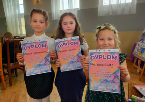 Maja, Marta i Zuzia pozują do zdjęcia z otrzymanymi dyplomami