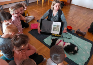 dzieci oglądają zdjęcie owczarka niemieckiego