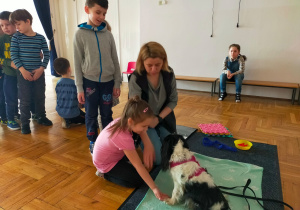 dzieci uczą się wydawania komendy "daj łapę"