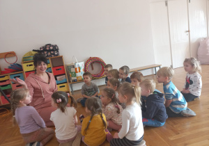 dzieci siedzą z instruktorką