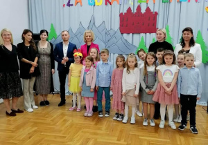 zdjęcie grupowe uczestników festiwalu: dzieci i dorosłych