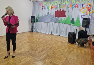 pani dyrektor Publicznego Przedszkola Nr 10 "Pod Słoneczkiem" Agnieszka Sapiejka wita gości i uczestników festiwalu