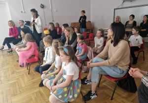 zasłuchana publiczność podczas występu przedszkolaków