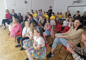 zasłuchana publiczność podczas występu przedszkolaków