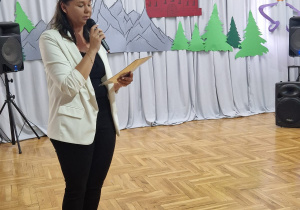 prowadząca festiwal Iwona Woźniak - nauczycielka PP Nr 10 "Pod Słoneczkiem" w Zduńskiej Woli