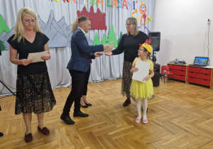 nauczycielka wraz z wychowanką Z PP Nr 2 "Tęczowe Przedszkole" w Zduńskiej Woli odbierają nagrody z rąk Przemysława Holewskiego - Zastępcy Biura Edukacji, Sportu i Spraw Społecznych oraz Justyny Kunert - zastępcy dyrektora Publicznego Przedszkola Nr 10 "Pod Słoneczkiem" w Zduńskiej Woli