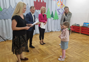 nauczycielka wraz z wychowanką z PP Nr 9 "Pod Planetami" w Zduńskiej Woli odbierają nagrody z rąk Przemysława Holewskiego - Zastępcy Biura Edukacji, Sportu i Spraw Społecznych oraz Agnieszki Sapiejki - dyrektora Publicznego Przedszkola Nr 10 "Pod Słoneczkiem" w Zduńskiej Woli i Justyny Kunert - zastępcy dyrektora Publicznego Przedszkola Nr 10 "Pod Słoneczkiem"w Zduńskiej Woli