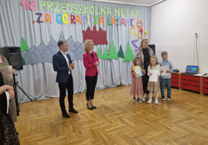 nauczycielka wraz z wychowankami z PP Nr 4 "Zaczarowana Kraina" w Zduńskiej Woli odbierają nagrody z rąk Przemysława Holewskiego - Zastępcy Biura Edukacji, Sportu i Spraw Społecznych oraz Agnieszki Sapiejki - dyrektora Publicznego Przedszkola Nr 10 "Pod Słoneczkiem" w Zduńskiej Woli