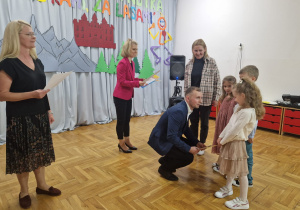 nauczycielka wraz z wychowankami z PP Nr 4 "Zaczarowana Kraina" w Zduńskiej Woli odbierają nagrody z rąk Przemysława Holewskiego - Zastępcy Biura Edukacji, Sportu i Spraw Społecznych oraz Agnieszki Sapiejki, pani dyrektor Publicznego Przedszkola Nr 10 "Pod Słoneczkiem" w Zduńskiej Woli i Justyny Kunert - zastępcy dyrektora Publicznego Przedszkola Nr 10 "Pod Słoneczkiem"w Zduńskiej Woli