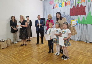 nauczycielka wraz z wychowankami z PP Nr 5 "Misiowa Gromada" w Zduńskiej Woli odbierają nagrody z rąk Przemysława Holewskiego - Zastępcy Biura Edukacji, Sportu i Spraw Społecznych oraz Agnieszki Sapiejki, pani dyrektor Publicznego Przedszkola Nr 10 "Pod Słoneczkiem" w Zduńskiej Woli i Justyny Kunert - zastępcy dyrektora Publicznego Przedszkola Nr 10 "Pod Słoneczkiem"w Zduńskiej Woli