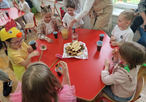 uczestnicy festiwalu podczas słodkiego poczęstunku