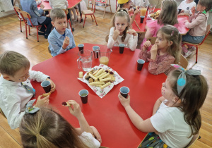 uczestnicy festiwalu podczas słodkiego poczęstunku