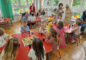 uczestnicy festiwalu podczas słodkiego poczęstunku