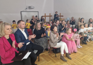 publiczność klaszcze w dłonie